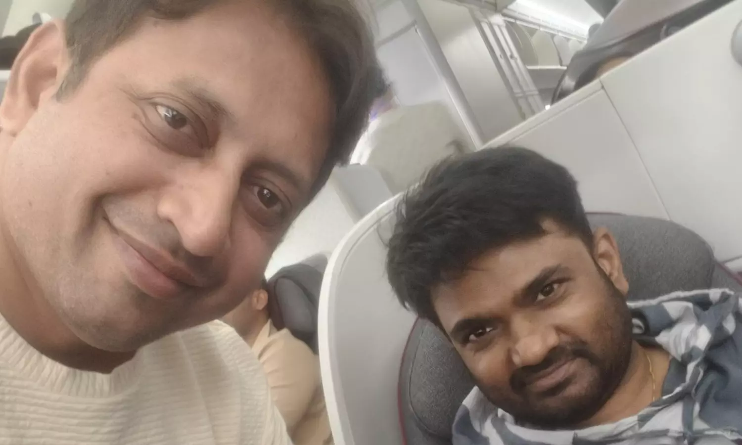 రాజాసాబ్ టీమ్ యూరప్ పయనం.. రాజాసాబ్ టీమ్ యూరప్ పయనం..