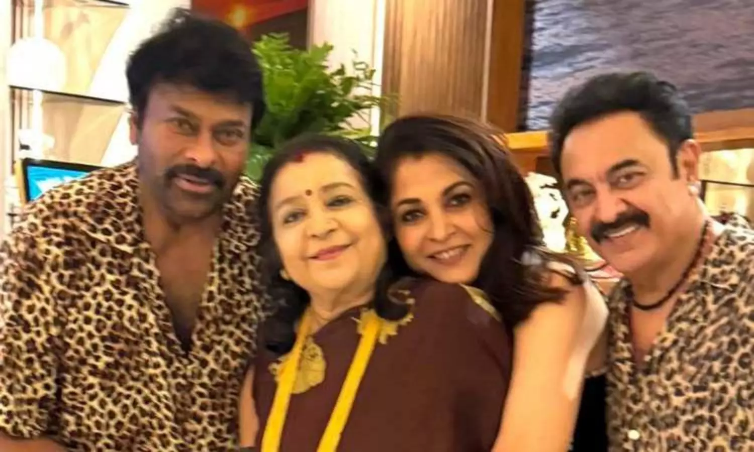 80స్ రీ యూనియన్ 2025.. సరికొత్త థీమ్ తో సందడి చేసిన సెలెబ్రిటీస్! 80స్ రీ యూనియన్ 2025.. సరికొత్త థీమ్ తో సందడి చేసిన సెలెబ్రిటీస్!