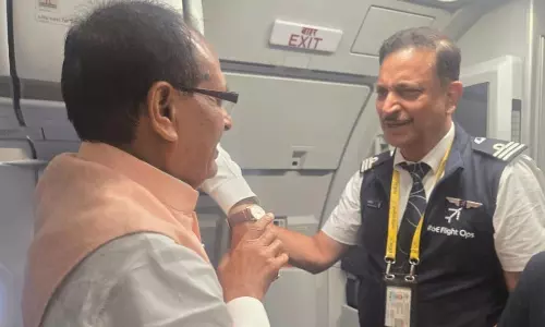 పాట్నా - ఢిల్లీ విమానంలో కో-పైలట్  గా బీజేపీ ఎంపీ... పిక్స్  వైరల్!