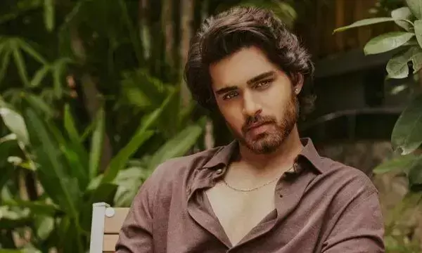 వ‌యొలెంట్ డైరెక్ట‌ర్ తో రోష‌న్ ల‌వ్ స్టోరీ