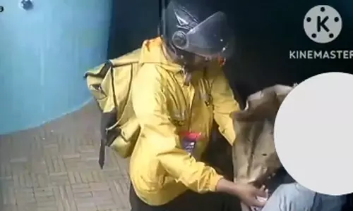 మహిళ పట్ల అసభ్యంగా ప్రవర్తించిన డెలివరీ బాయ్... వైరల్ వీడియో!