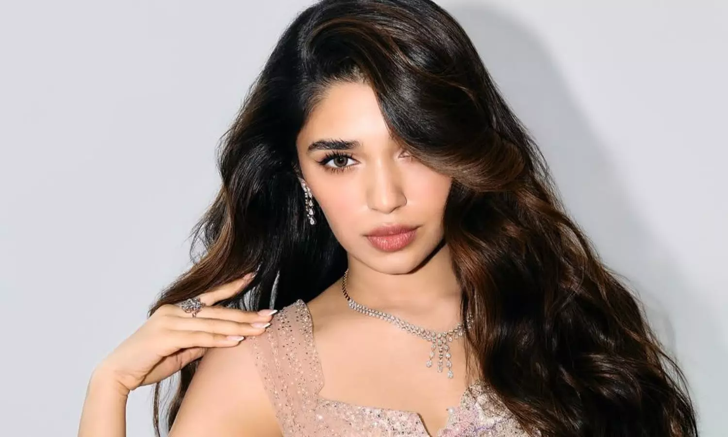 చీరకట్టుతో చెమటలు పట్టిస్తున్న బేబమ్మ.. ఇంత సోయగాన్ని ఎలా మిస్ అయ్యాం? చీరకట్టుతో చెమటలు పట్టిస్తున్న బేబమ్మ.. ఇంత సోయగాన్ని ఎలా మిస్ అయ్యాం?