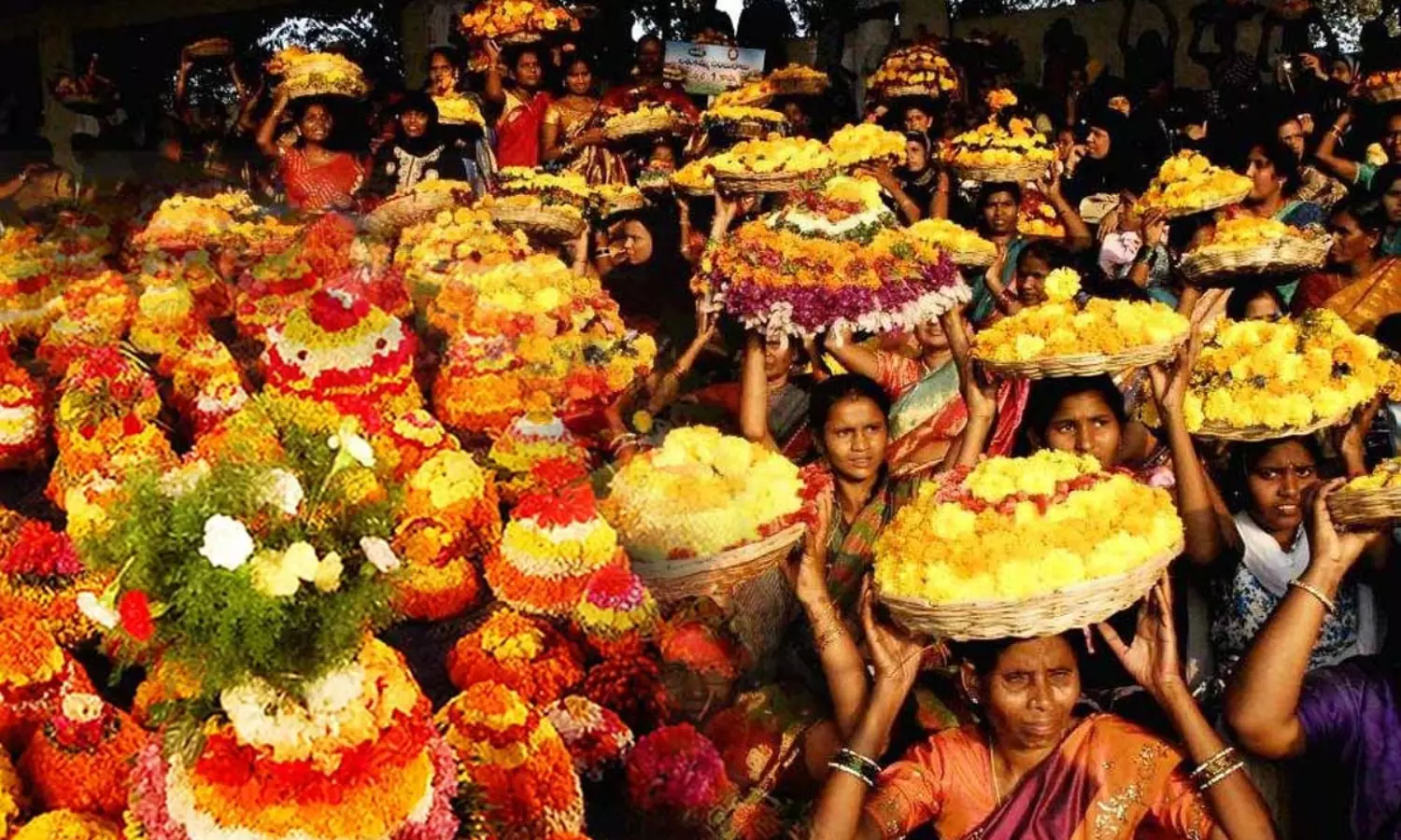 కొత టెన్షన్: బతుకమ్మ ఆడుతూ అమ్మాయిలు కుప్పకూలటమా?