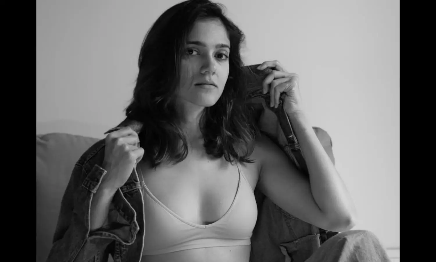 బ్లాక్ అండ్ వైట్ ఫోటోలతో అలరిస్తున్న సిమ్రాన్ చౌదరీ.. ఫోటోలు వైరల్!