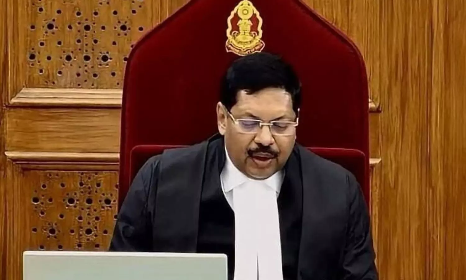 సుప్రీం కోర్టులో ఆందోళన కలిగించే ఘటన.. ఒక్కసారిగా ఉలిక్కిపడ్డ దేశం