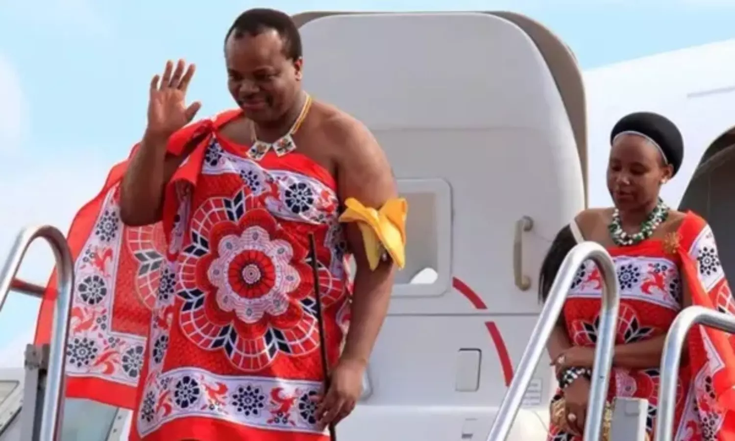 15 మంది భార్యలు, 100 మంది సేవకులతో రాజు గారి ఫారిన్ ట్రిప్.. వైరల్ వీడియో 15 మంది భార్యలు, 100 మంది సేవకులతో రాజు గారి ఫారిన్ ట్రిప్.. వైరల్ వీడియో