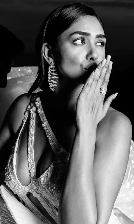 Mrunal Thakur doesnt wear fashion, she leads it