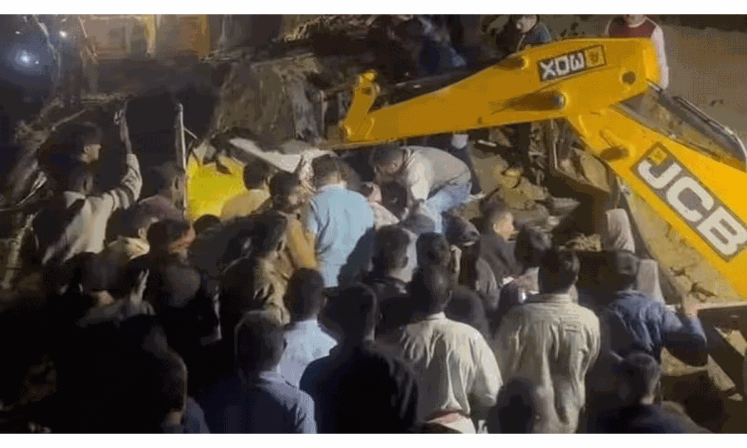 టూరిస్ట్ బస్సుపై కొండచరియలు పడి.. మాటల కందని విషాదం టూరిస్ట్ బస్సుపై కొండచరియలు పడి.. మాటల కందని విషాదం