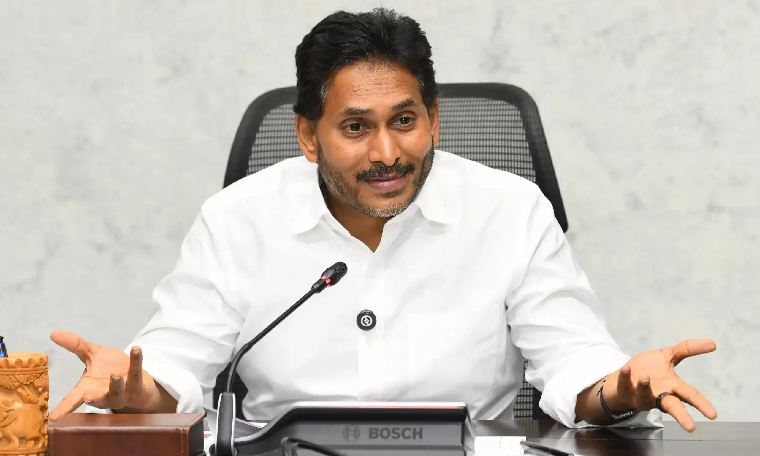 కొత్త వ్యూహకర్తతో జగన్ మేధో మధనం