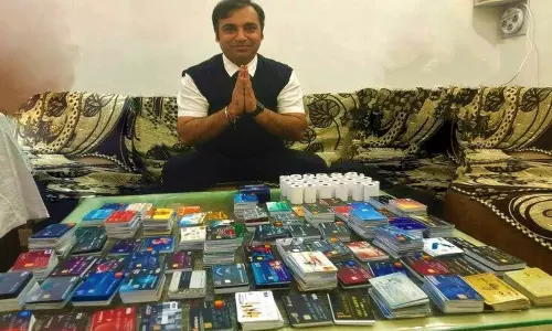 వెయ్యికి పైగా క్రెడిట్ కార్డులు.. ఎలా వినియోగిస్తున్నాడంటే..?