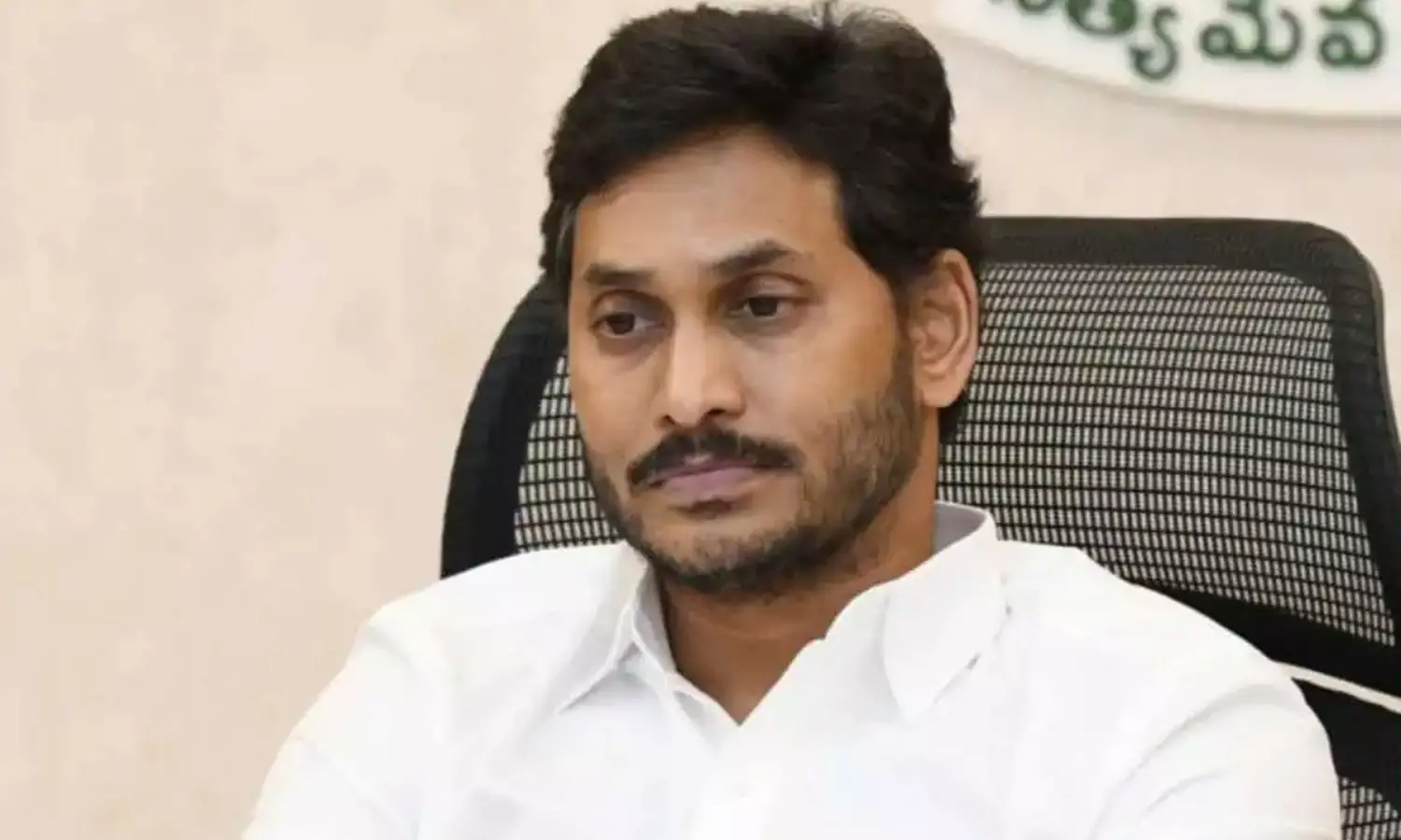 నో మీటింగ్.. ఓన్లీ రైటింగ్.. వైసీపీ అధినేత తీరుపై కేడర్ విస్మయం!