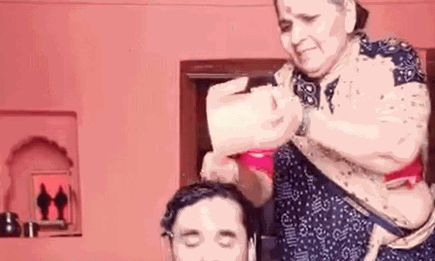 విడాకులు చేసుకున్న కొడుకుకు పాలతో స్నానం చేయించిన తల్లి