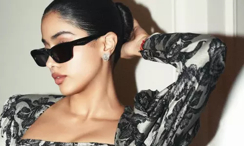 మరో ట్రెండీ అవుట్ ఫిట్ లో దర్శనమిచ్చిన జాన్వీకపూర్!