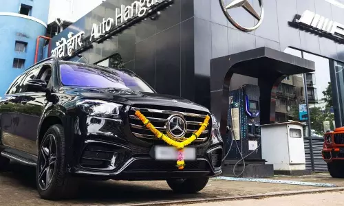 వరల్డ్స్ లగ్జెరీయస్ కార్లు కొనడంలో భారత్ రికార్డు.. గంటకు ఎన్ని అమ్ముడయ్యాయంటే..?