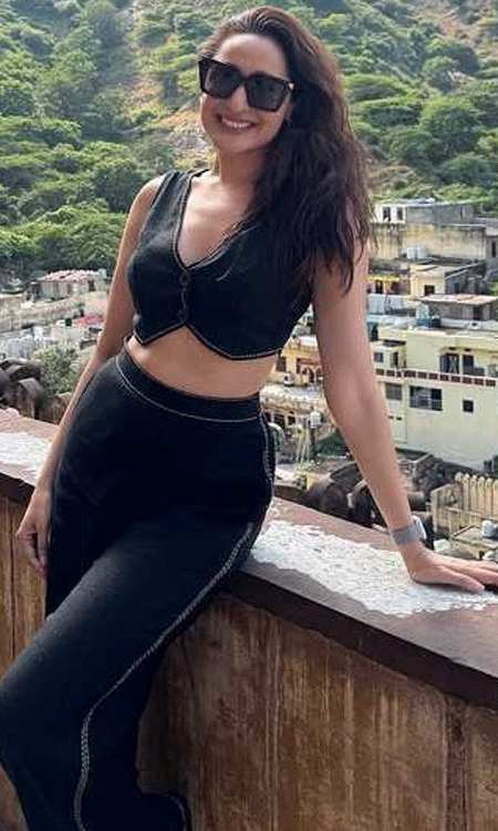 Pragya Jaiswal Glows in Black Amidst Jaipur’s Pink Magic!