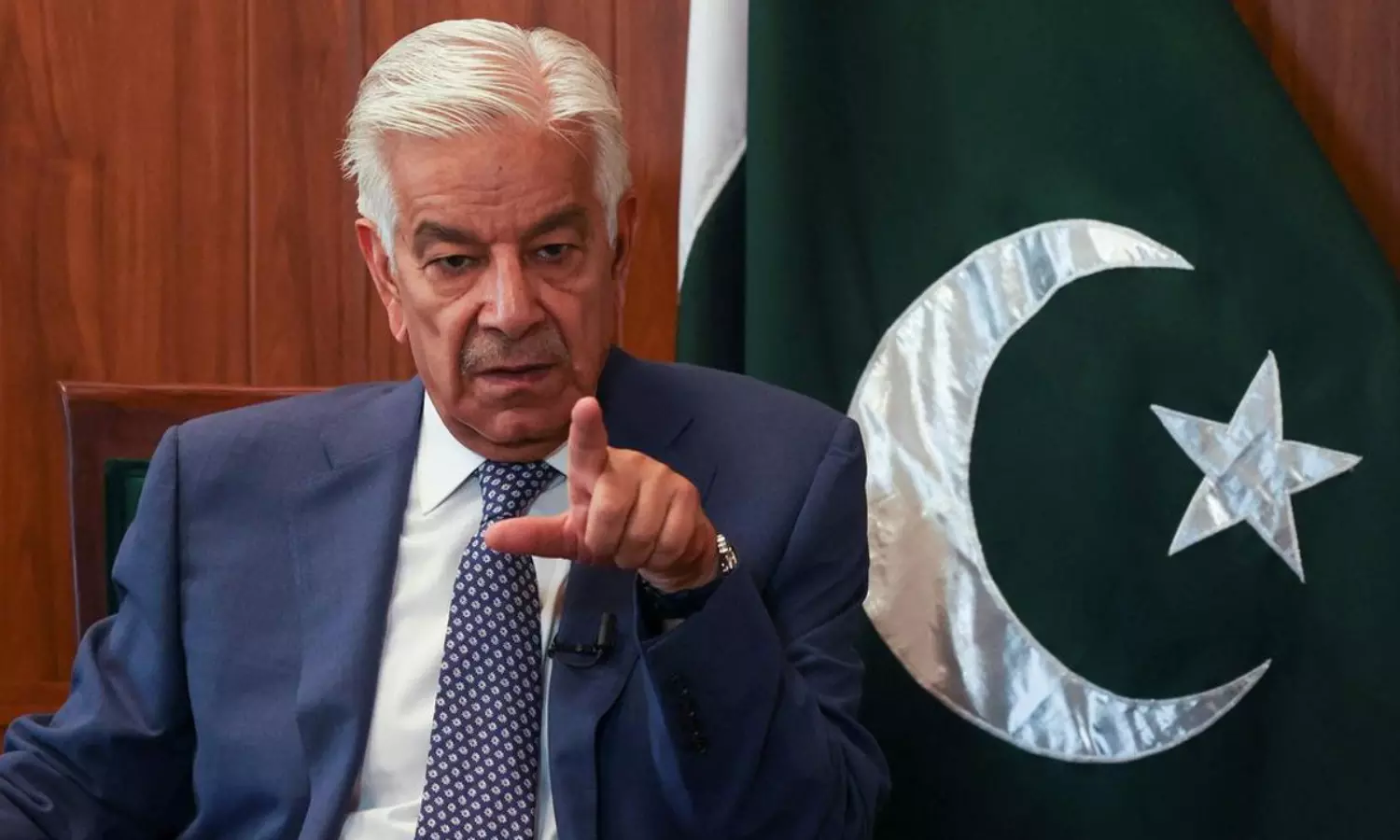 పిచ్చోడిని లైవ్ లో చూడ‌డం అంటే.. అది పాక్ ర‌క్ష‌ణ మంత్రే