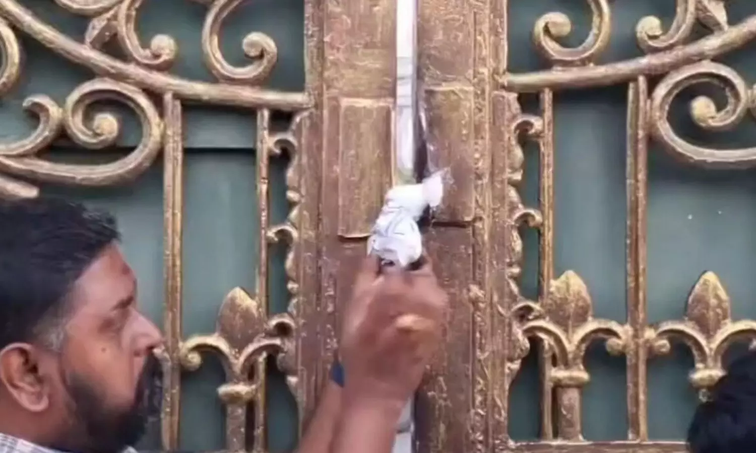 బిగ్ బాస్ హౌస్ సీజ్.. థియేటర్లో కంటెస్టెంట్స్..!