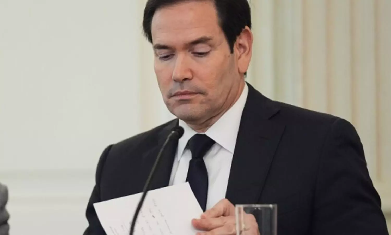 చైనా లేడీతో ప్రేమ.. ఉద్యోగం పోగొట్టుకున్న అమెరికా బ్యూరోక్రాట్ చైనా లేడీతో ప్రేమ.. ఉద్యోగం పోగొట్టుకున్న అమెరికా బ్యూరోక్రాట్