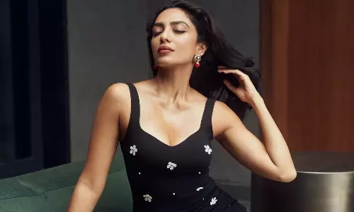 బ్లాక్ గౌన్‌లో శోభితా ధూళిపాల క్లాసీ చార్మ్