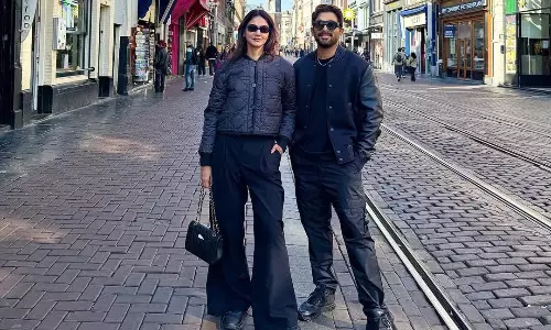 ఆమ్‌స్ట‌ర్ డామ్‌లో అంద‌మైన ప్రేమ‌ జంట‌