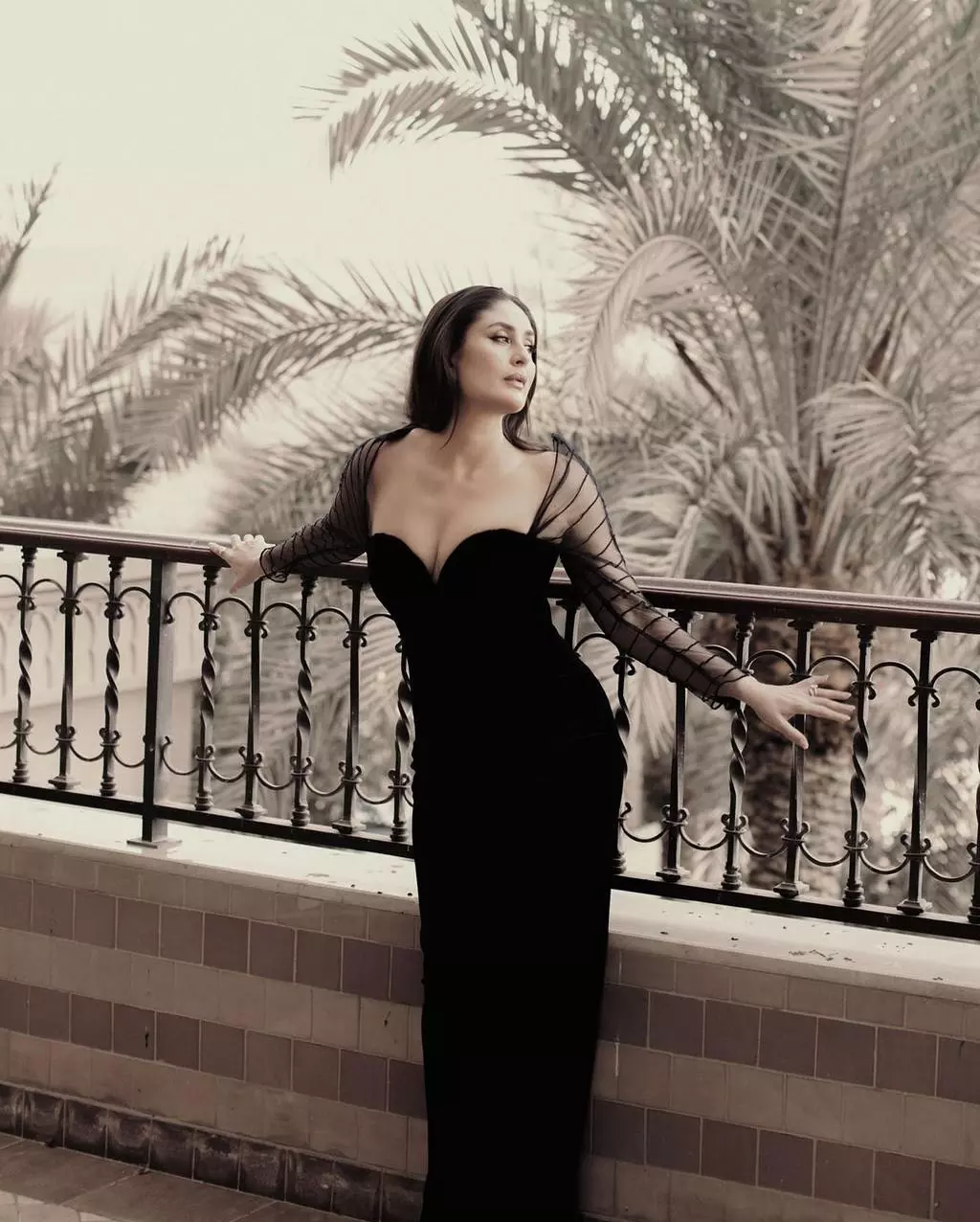 Kareena Kapoor Steals Show in a Black Gown at Dubai Event