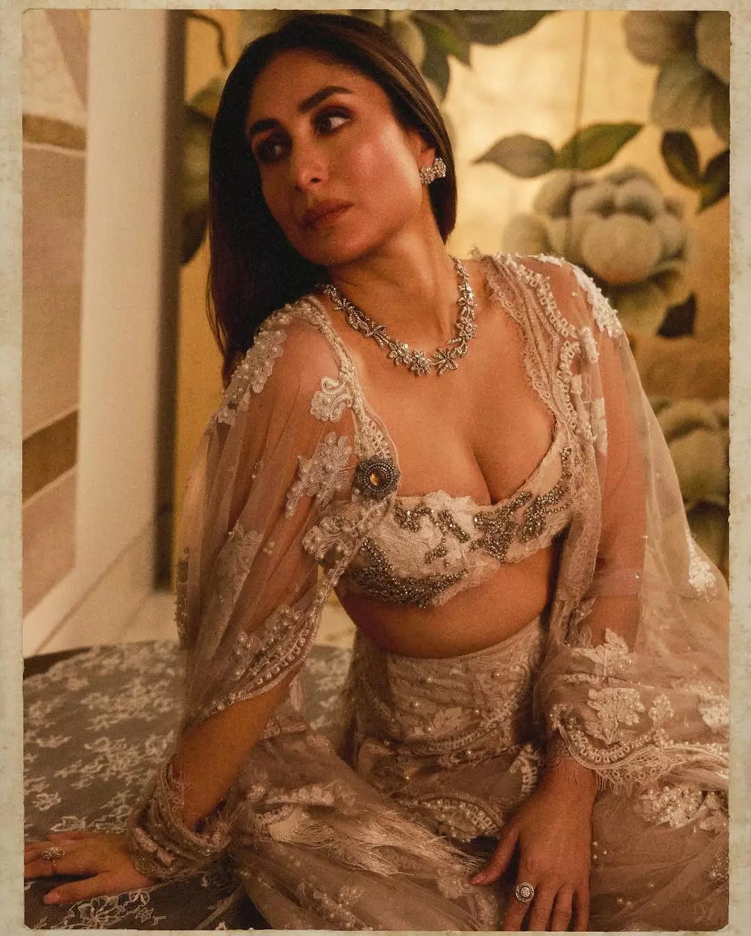 Kareena Kapoor Steals Show in a Black Gown at Dubai Event Kareena Kapoor Steals Show in a Black Gown at Dubai Event