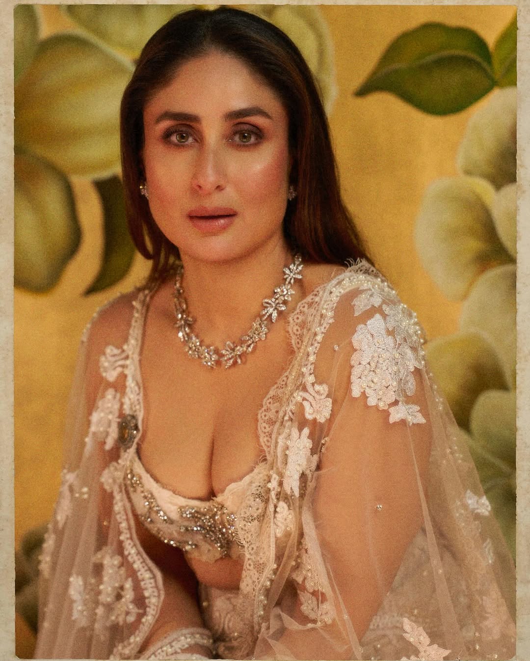 Kareena Kapoor Steals Show in a Black Gown at Dubai Event Kareena Kapoor Steals Show in a Black Gown at Dubai Event