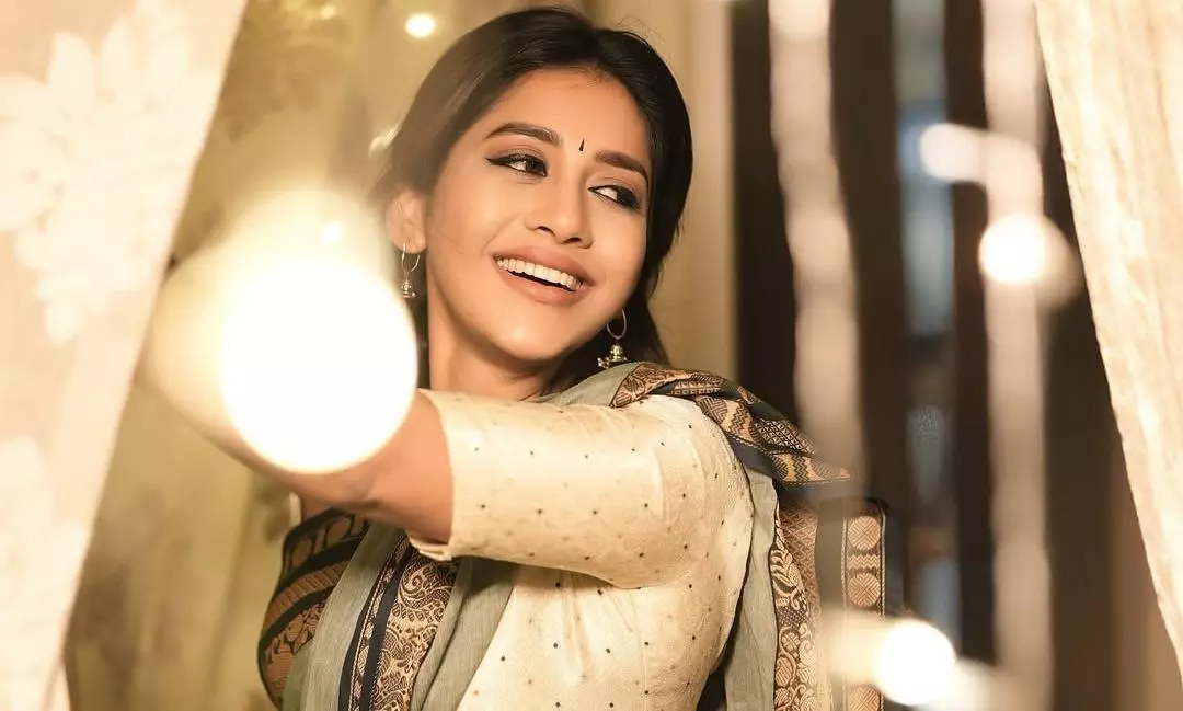 పరదా చాటున నడుము అందాలతో హైలెట్ అవుతున్న నభా నటేష్!