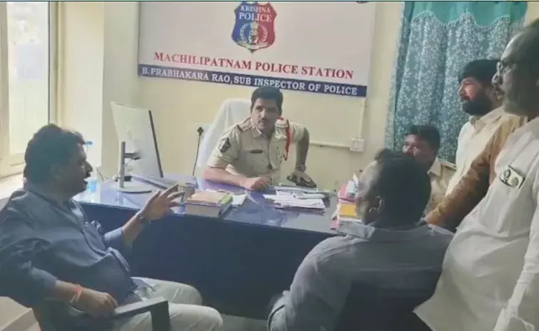 బందరులో పొలిటికల్ హీట్.. పోలీసులపై మాజీ మంత్రి పేర్ని నాని ఫైర్