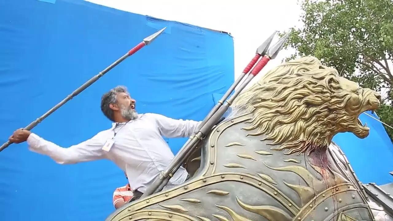జ‌క్క‌న్న‌కు అదిరిపోయే ట్రీట్ ఇచ్చిన బాహుబ‌లి టీమ్