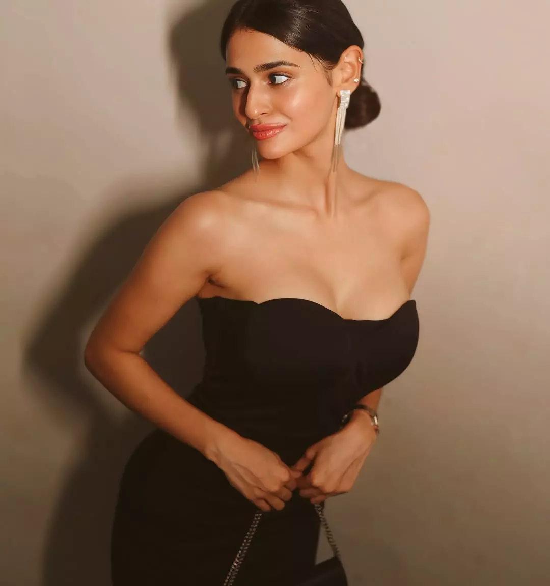 Prakriti Pavani’s Elegant Evening Look in London Prakriti Pavani’s Elegant Evening Look in London