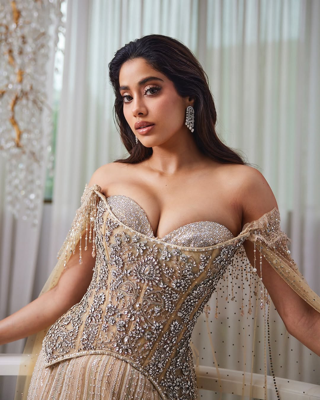 Janhvi Kapoor’s regal charm in ‘That Antique Piece’ Janhvi Kapoor’s regal charm in ‘That Antique Piece’