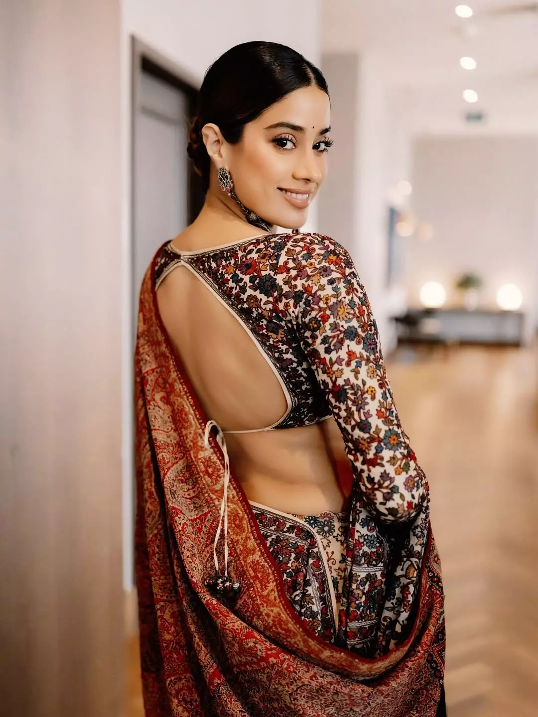 Janhvi Kapoor’s regal charm in ‘That Antique Piece’ Janhvi Kapoor’s regal charm in ‘That Antique Piece’