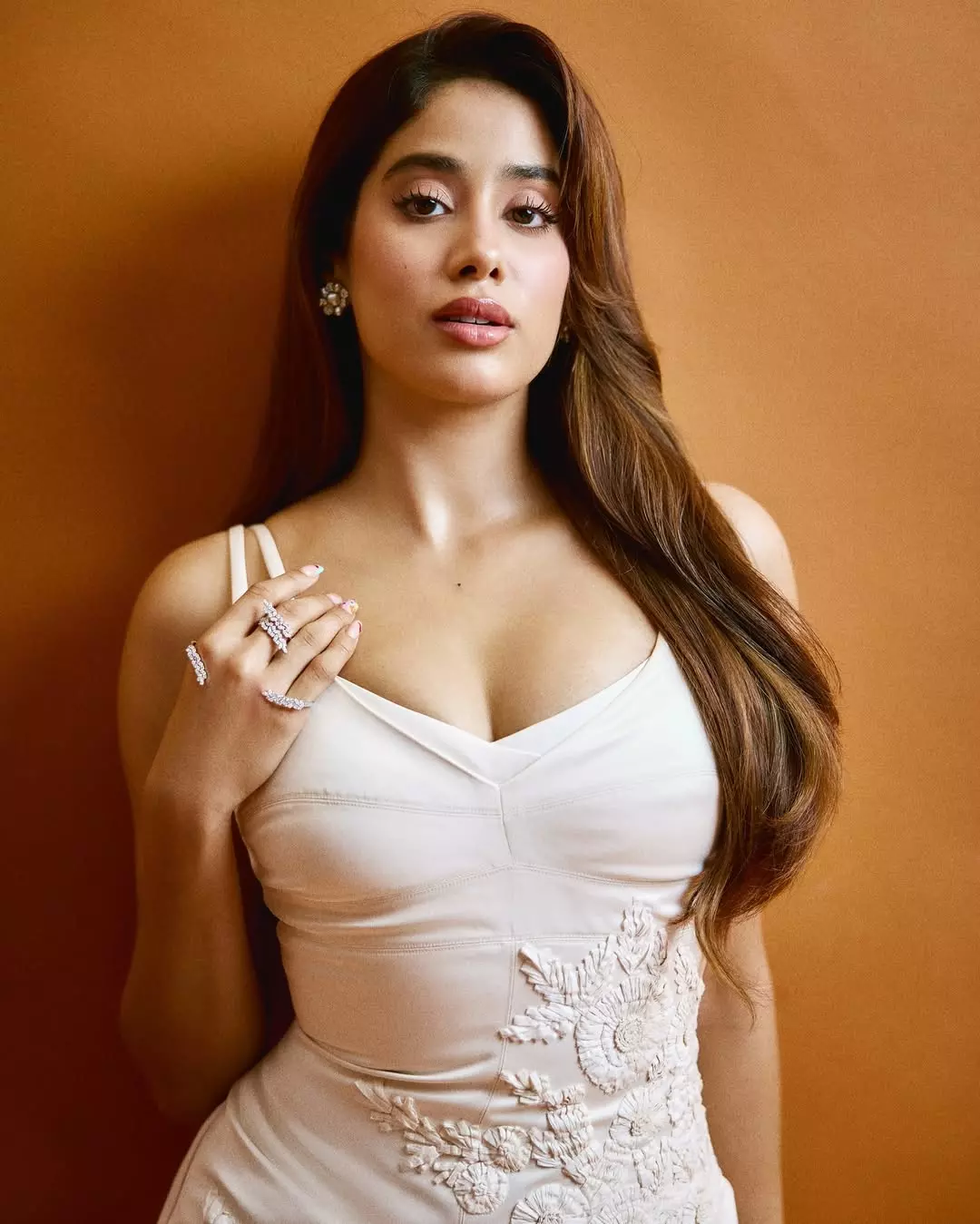 Janhvi Kapoor’s regal charm in ‘That Antique Piece’ Janhvi Kapoor’s regal charm in ‘That Antique Piece’