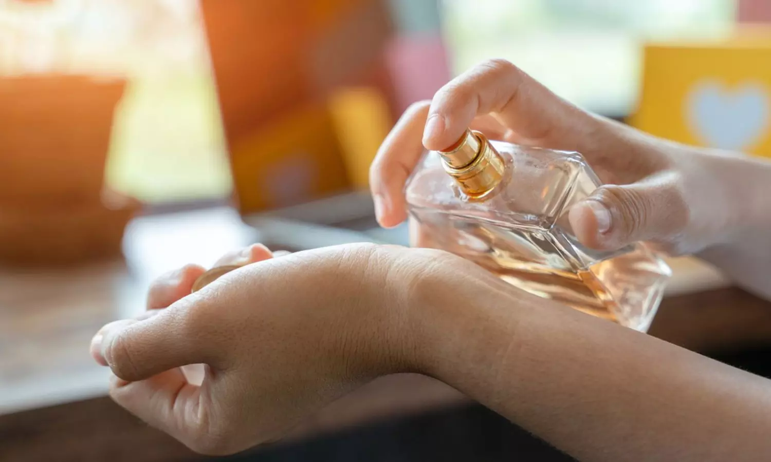 పెర్ఫ్యూమ్ వాడుతున్నారా.. అయితే ఈ టిప్స్ తప్పనిసరి!