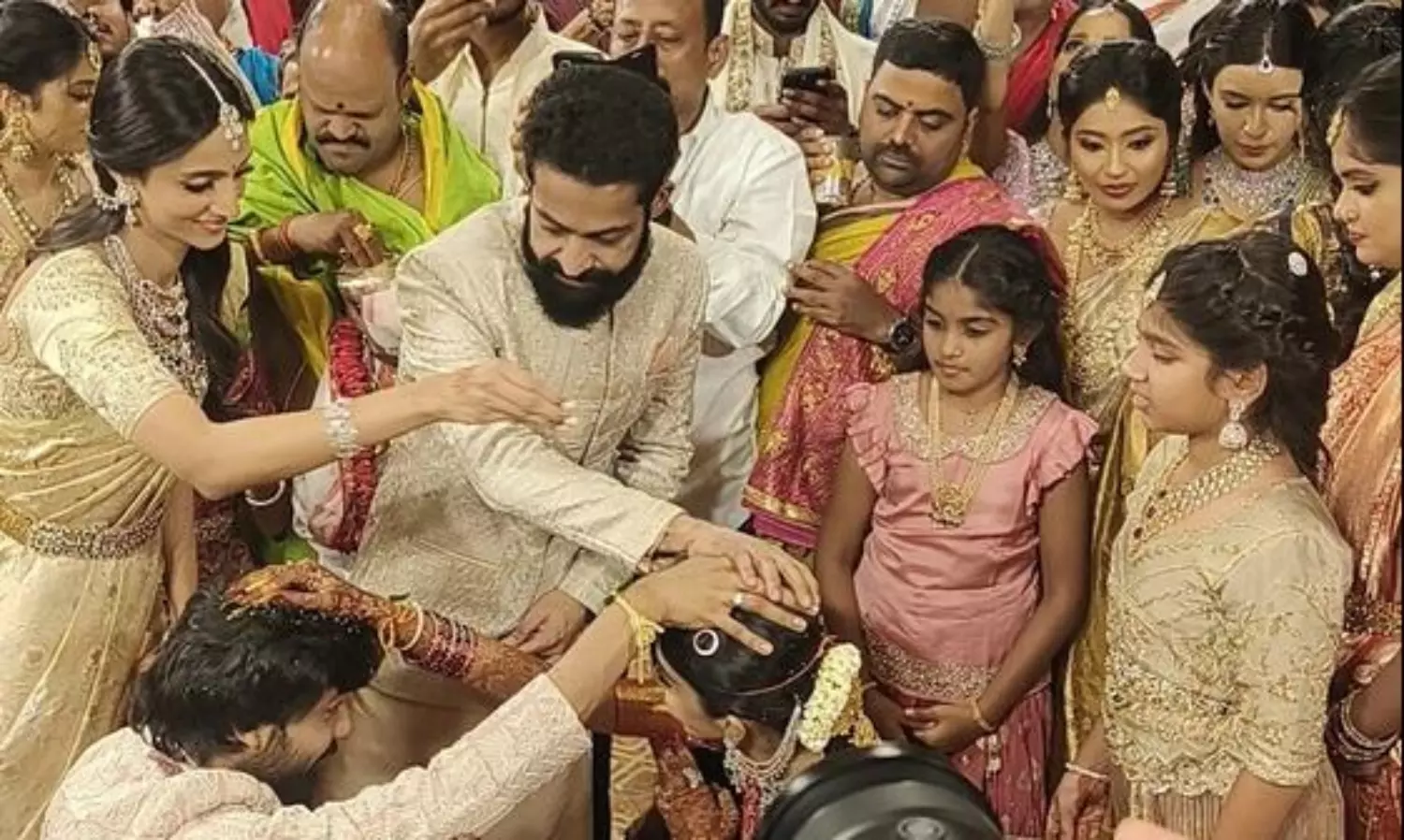 పిక్ ఆఫ్ ది డే: బావమరిది పెళ్లిలో తారక్.. ఎంత బాధ్యతగా అంటే..