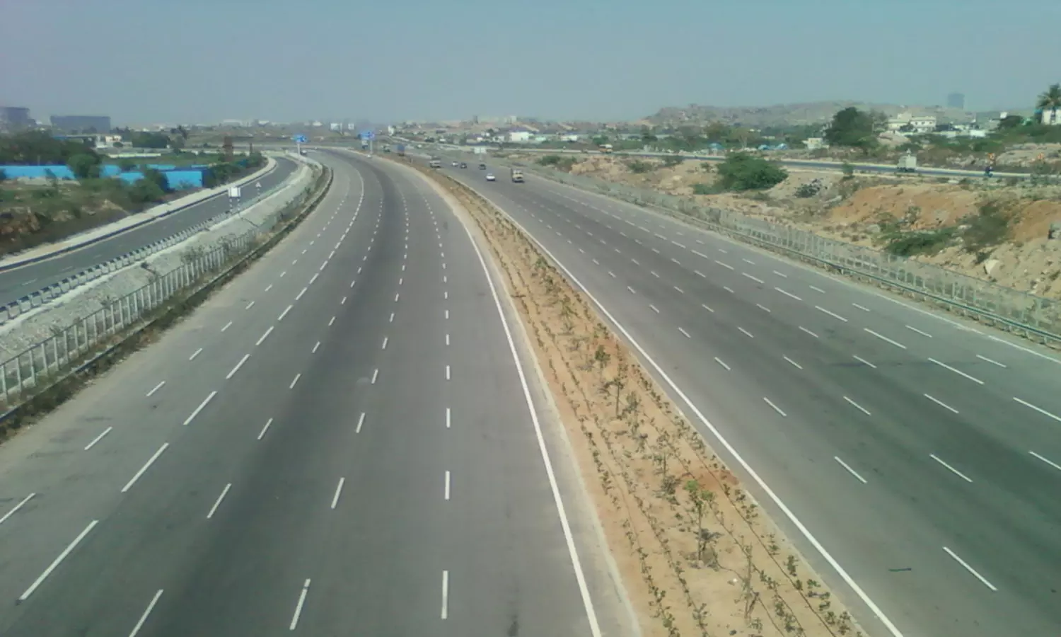 హైదరాబాద్-విజయవాడ దేశంలోనే అతిపెద్ద రోడ్డు ప్రాజెక్టు.. అడుగడుగునా వింతలే.. హైదరాబాద్-విజయవాడ దేశంలోనే అతిపెద్ద రోడ్డు ప్రాజెక్టు.. అడుగడుగునా వింతలే..