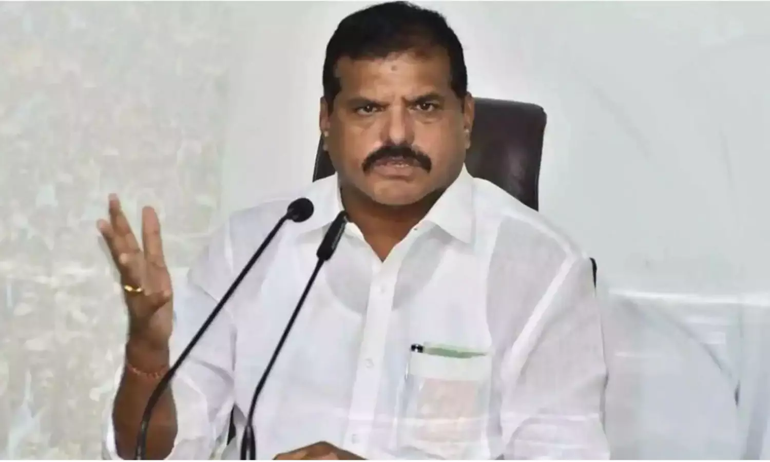 బొత్సని అల్లల్లాడిస్తున్నారుగా...వెనక ఉన్నది ఎవరో తెలుసా ?