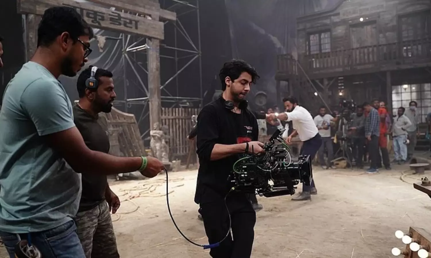 పదేళ్లకే షార్ట్ ఫిలిం.. 14 ఏళ్లకే వీఎఫ్ఎక్స్ లో అనుభవం.. ఆయన వల్లే సాధ్యం - ఆర్యన్ ఖాన్