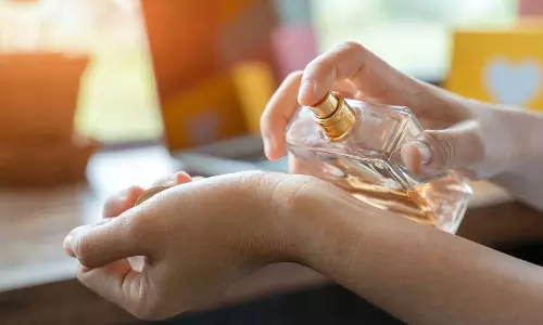 పెర్ఫ్యూమ్ వాడుతున్నారా.. అయితే ఈ టిప్స్ తప్పనిసరి!