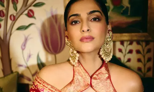 స్టైలిష్ అవుట్ ఫిట్ లో హుందాగా కనిపిస్తున్న సోనమ్ కపూర్!