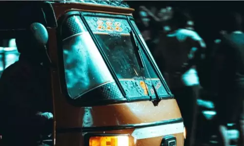 బెంగళూరు ఆటో డ్రైవర్ కథ: రెండు ఇళ్లు, కోట్ల సంపద, నెలకు లక్షల రెంట్లు బెంగళూరు ఆటో డ్రైవర్ కథ: రెండు ఇళ్లు, కోట్ల సంపద, నెలకు లక్షల రెంట్లు