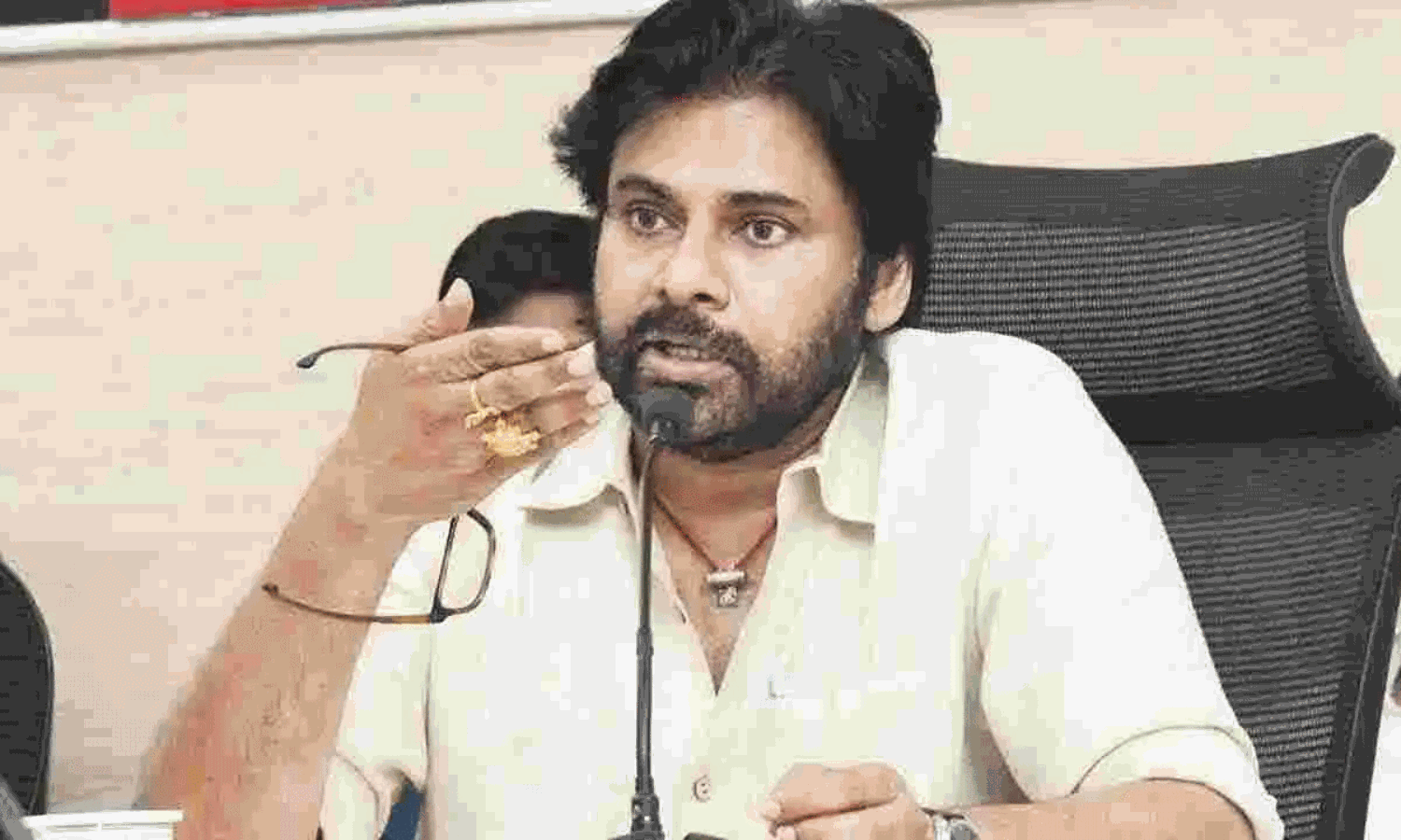 ఉచిత ప‌థ‌కాలు ఎవ‌రికి? : ప‌వ‌న్ సంచ‌ల‌న కామెంట్