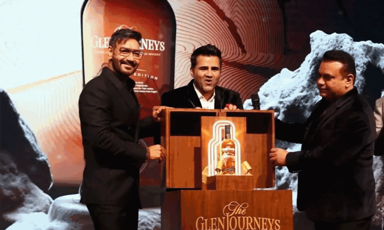 అజయ్ దేవగన్ పై సోషల్ మీడియాలో ట్రోల్స్.. ఫ్యాన్స్ కూడా అసహనం! అజయ్ దేవగన్ పై సోషల్ మీడియాలో ట్రోల్స్.. ఫ్యాన్స్ కూడా అసహనం!