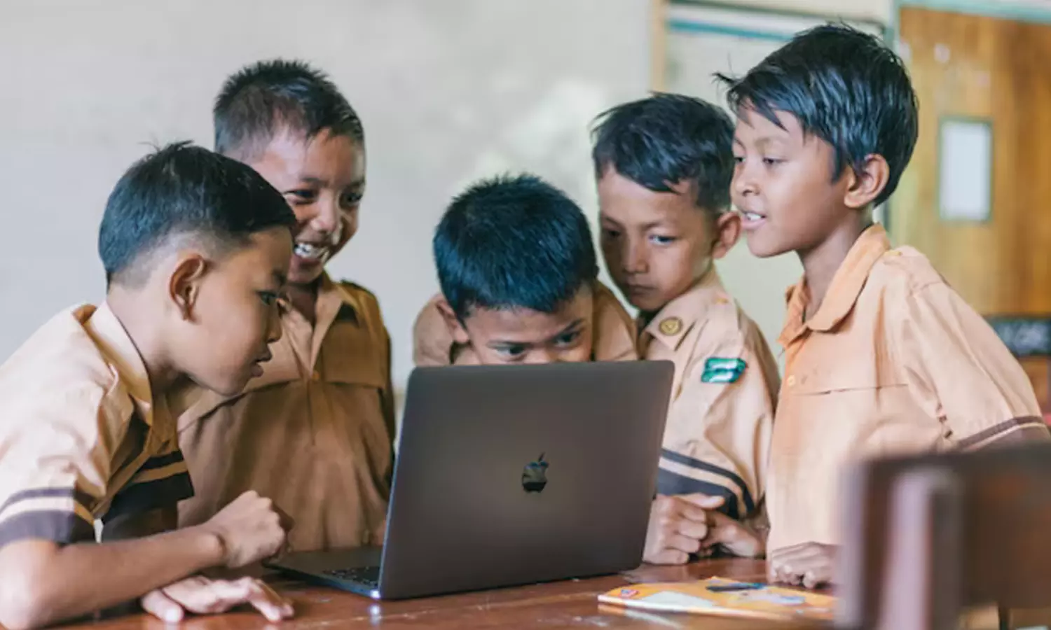 మూడో తరగతి నుంచే ఏఐ బోధన.. ప్రభుత్వ నిర్ణయంపై అంతా షాక్..