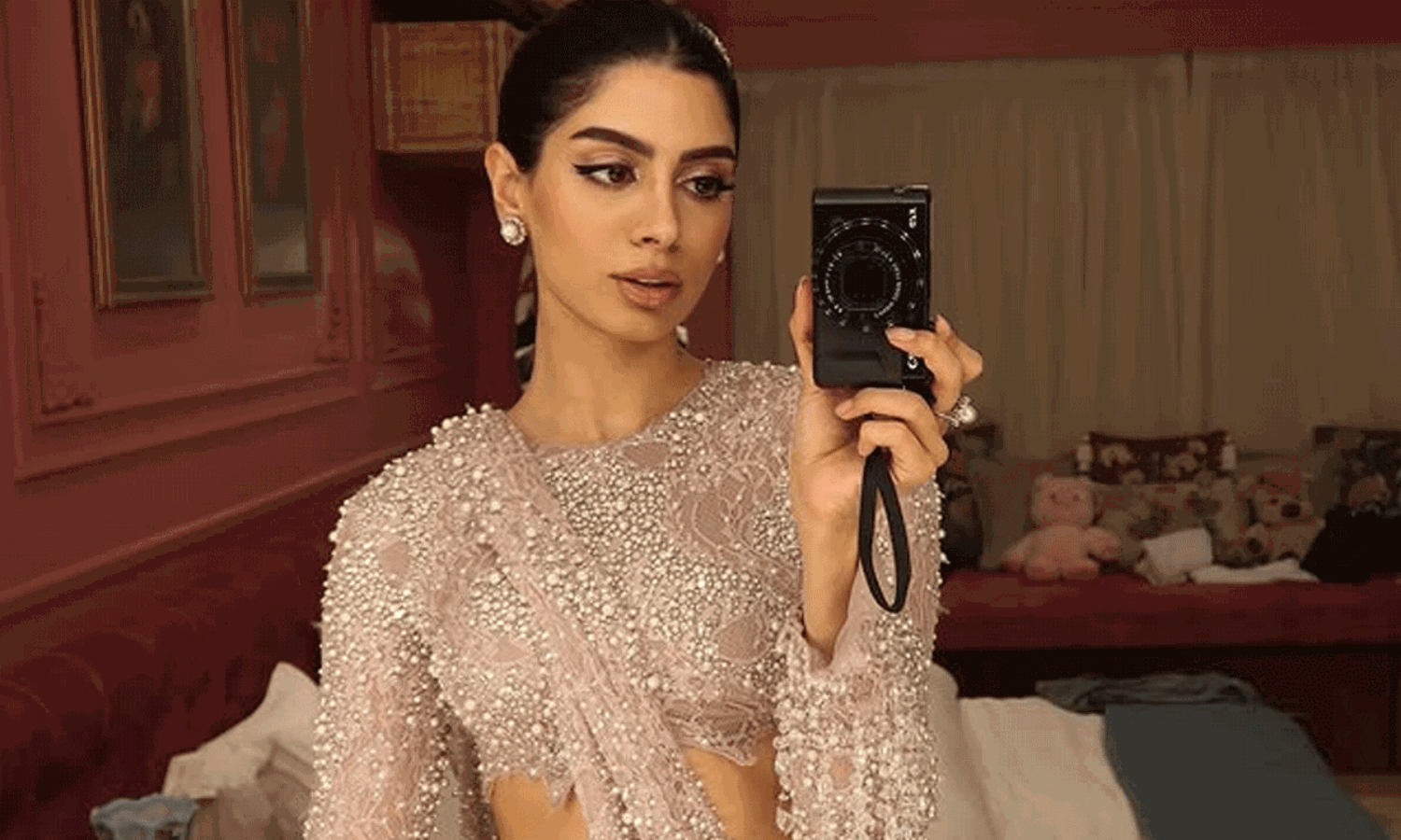 సెల్ఫీ ఫోజులతో పిచ్చెక్కిస్తున్న ఖుషీ కపూర్! సెల్ఫీ ఫోజులతో పిచ్చెక్కిస్తున్న ఖుషీ కపూర్!