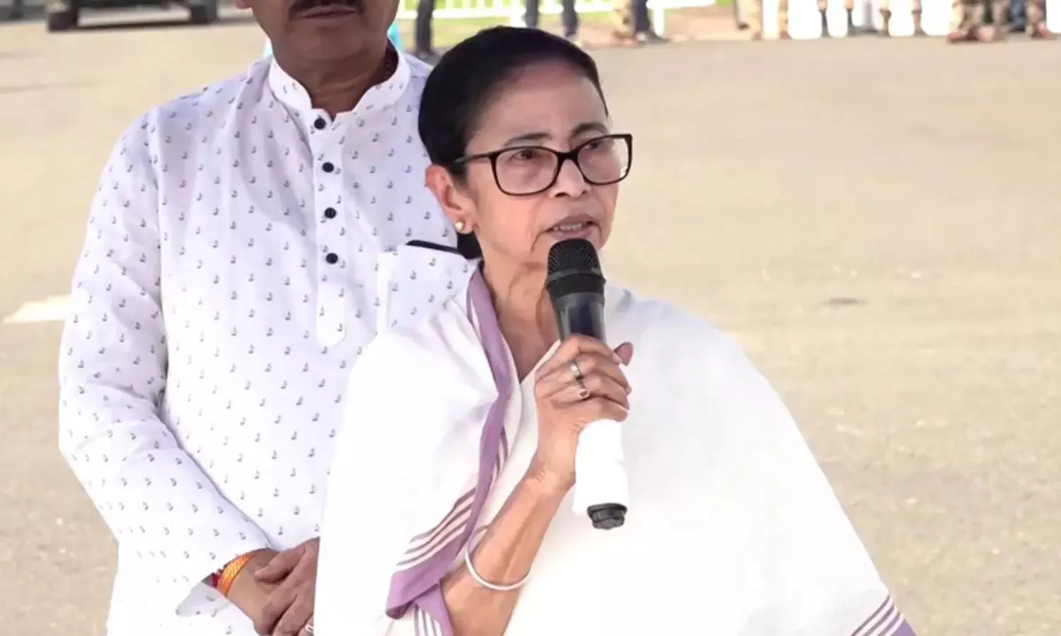 మమతా దీదీ ఫ్రస్ట్రేషన్... ప్రతీ ఇంటికీ పోలీసులు కాపలా ! మమతా దీదీ ఫ్రస్ట్రేషన్... ప్రతీ ఇంటికీ పోలీసులు కాపలా !