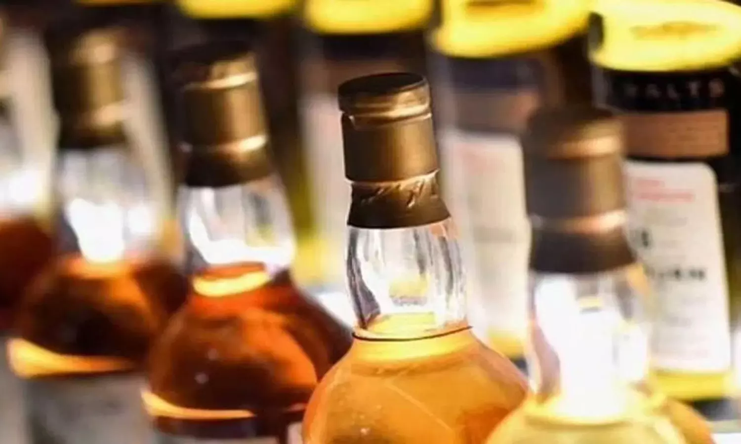 లిక్కర్ స్కాం లో బిగ్ ట్విస్ట్... కర్త కర్మ క్రియ ఆ వైసీపీ నేత !