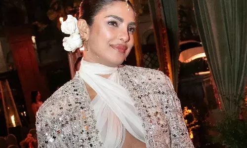 సరికొత్త ఫ్యాషన్ దుస్తులతో దర్శనమిచ్చిన గ్లోబల్ స్టార్ ప్రియాంక!