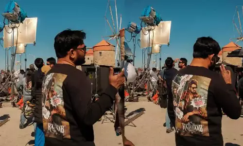 పిక్టాక్ : రాజాసాబ్ సెట్లో మారుతి... ఫ్యాన్స్కి ఎప్పుడో? పిక్టాక్ : రాజాసాబ్ సెట్లో మారుతి... ఫ్యాన్స్కి ఎప్పుడో?